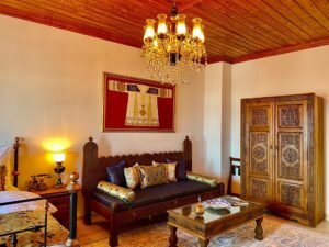 El oymalı masif ahşap sedir, klasik avize ve etnik dekorasyon detaylarıyla tasarlanmış lüks butik otel oda konsepti interior görünümü