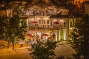 Kapadokya taş mimarisiyle tasarlanmış lüks butik otel dış cephe görünümü ve etnik konseptli otel dekorasyonu