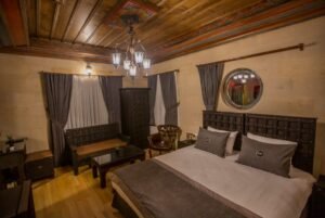 Klasik etnik tasarıma sahip el oymalı masif ahşap mobilyalarla dekore edilmiş lüks butik otel odası interior görünümü