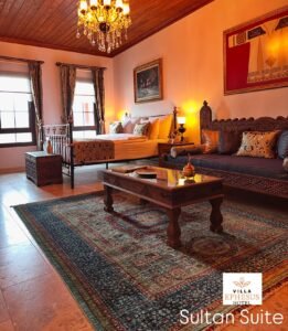 Etnik Sultan Suite otel odası dekorasyonu, oymalı ahşap sedir, klasik avize, işlemeli halı ve butik otel konseptli lüks interior tasarım mobilyaları