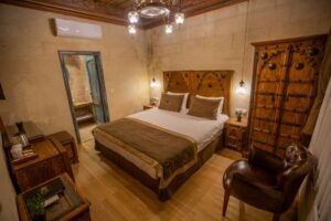 Masif ahşap el oyması mobilyalarla dekore edilmiş etnik otel odası interior tasarımı